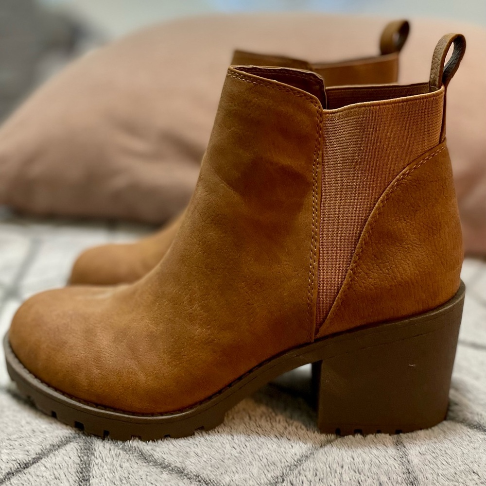 Chinese Laundry Lugged Chelsea Boots